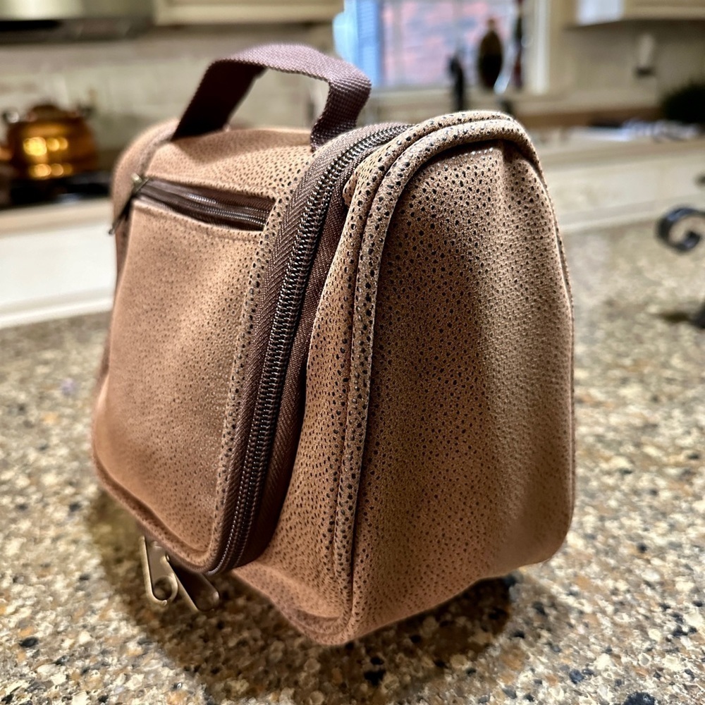 MATCHING 4 PIECE SET OF TRAVEL BAGS, NWOT. FAUX BROWN LEATHER. - Picture 14 of 15